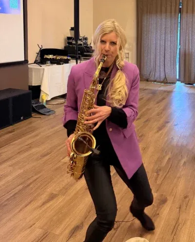 Anna La Satra, Sängerin und Saxophonistin