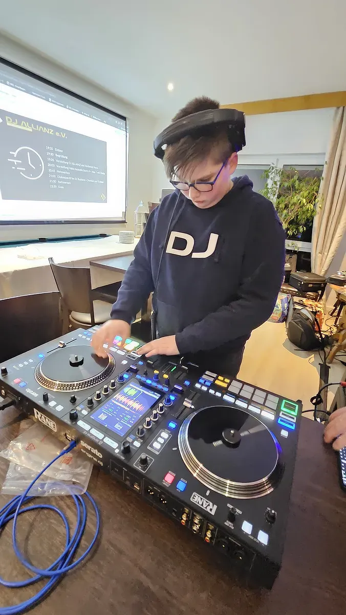 DJ Milo beim antasten des Rane System One