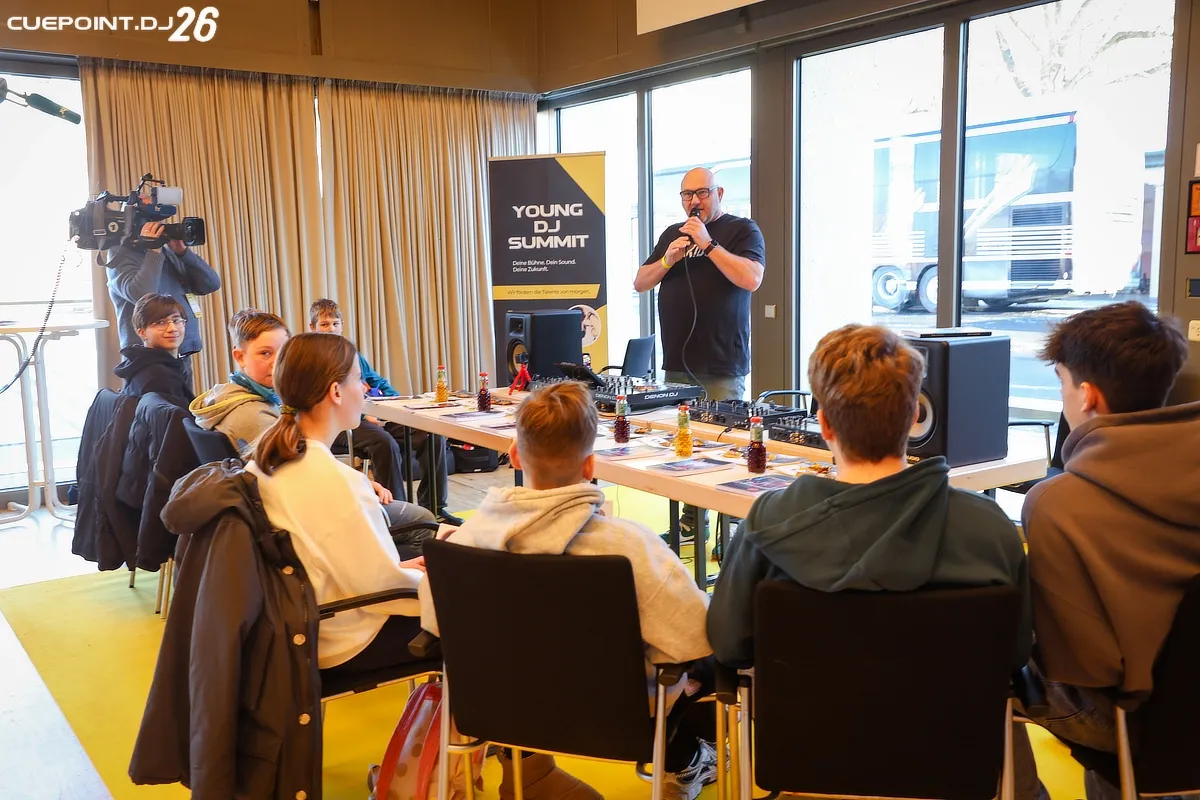 9 Jugendliche lernen die Grundlagen des DJing auf der Young DJ Summit