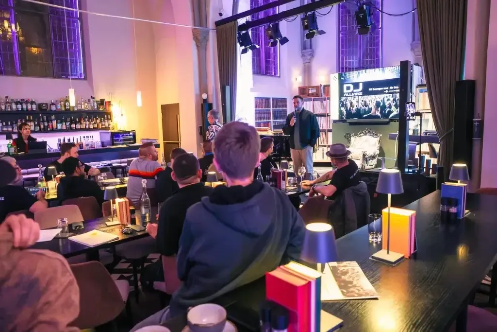 Bobby Bobbsn stellt seinen DJ Tisch vor