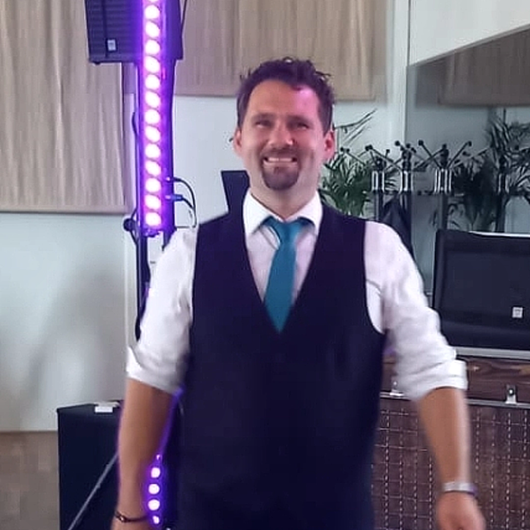 DJ Tobi – lebendig, nahbar und mit genau der Energie, die auch in seinen Antworten steckt
