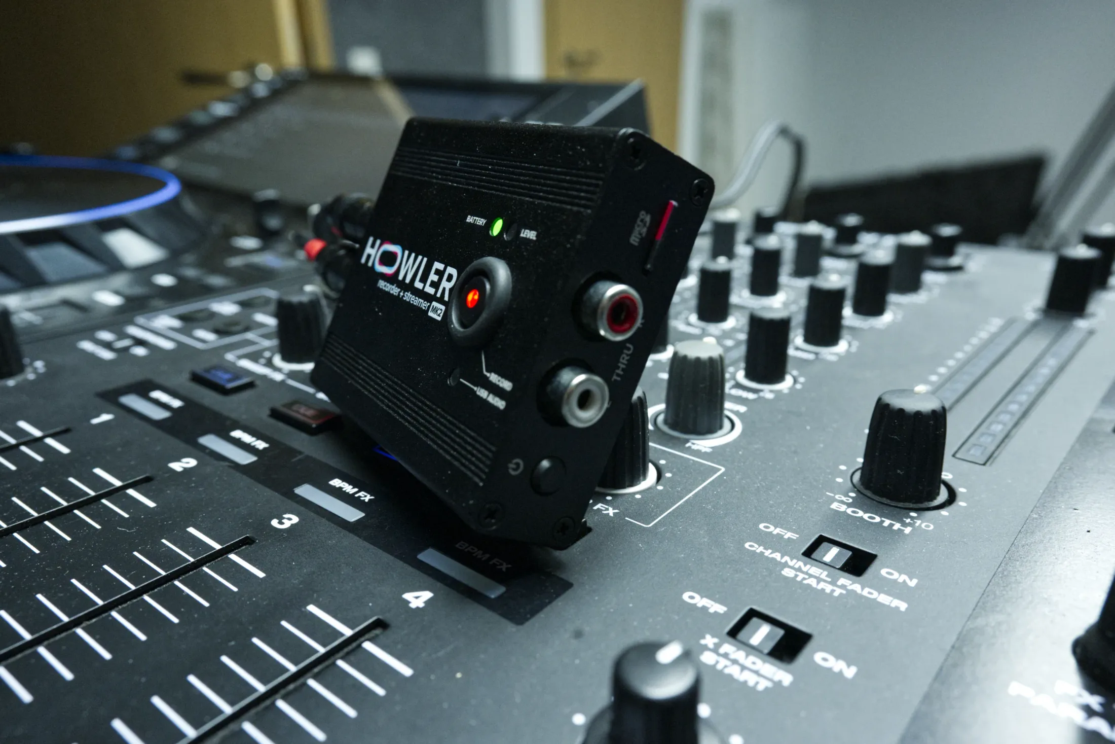 Howler Gerät auf DJ-Mischpult mit Potentiometer und Anschlüssen, Detailaufnahme